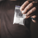 homme tenant de la drogue